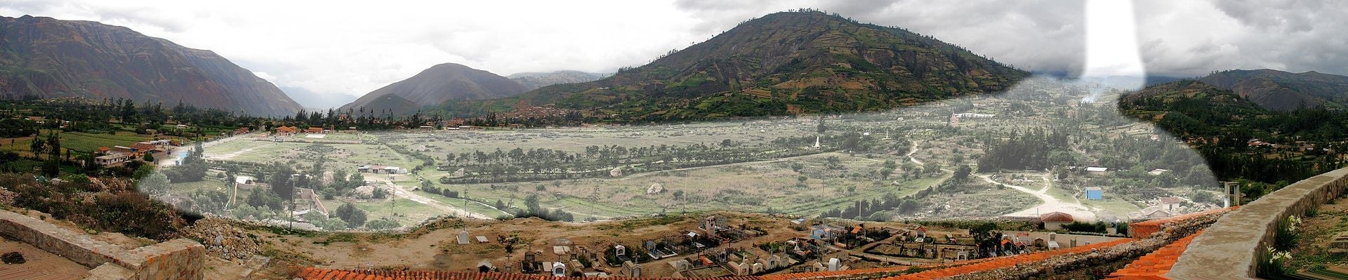 Antiguo emplazamiento de Yungay visto desde la colina del cementerio. El área resaltada muestra la ubicación y dirección del alud. El emplazamiento actual está detrás de la zona resaltada en el centro.