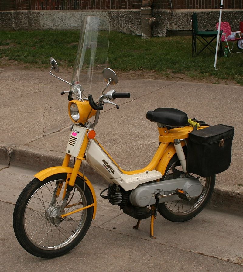Un ciclomotor.