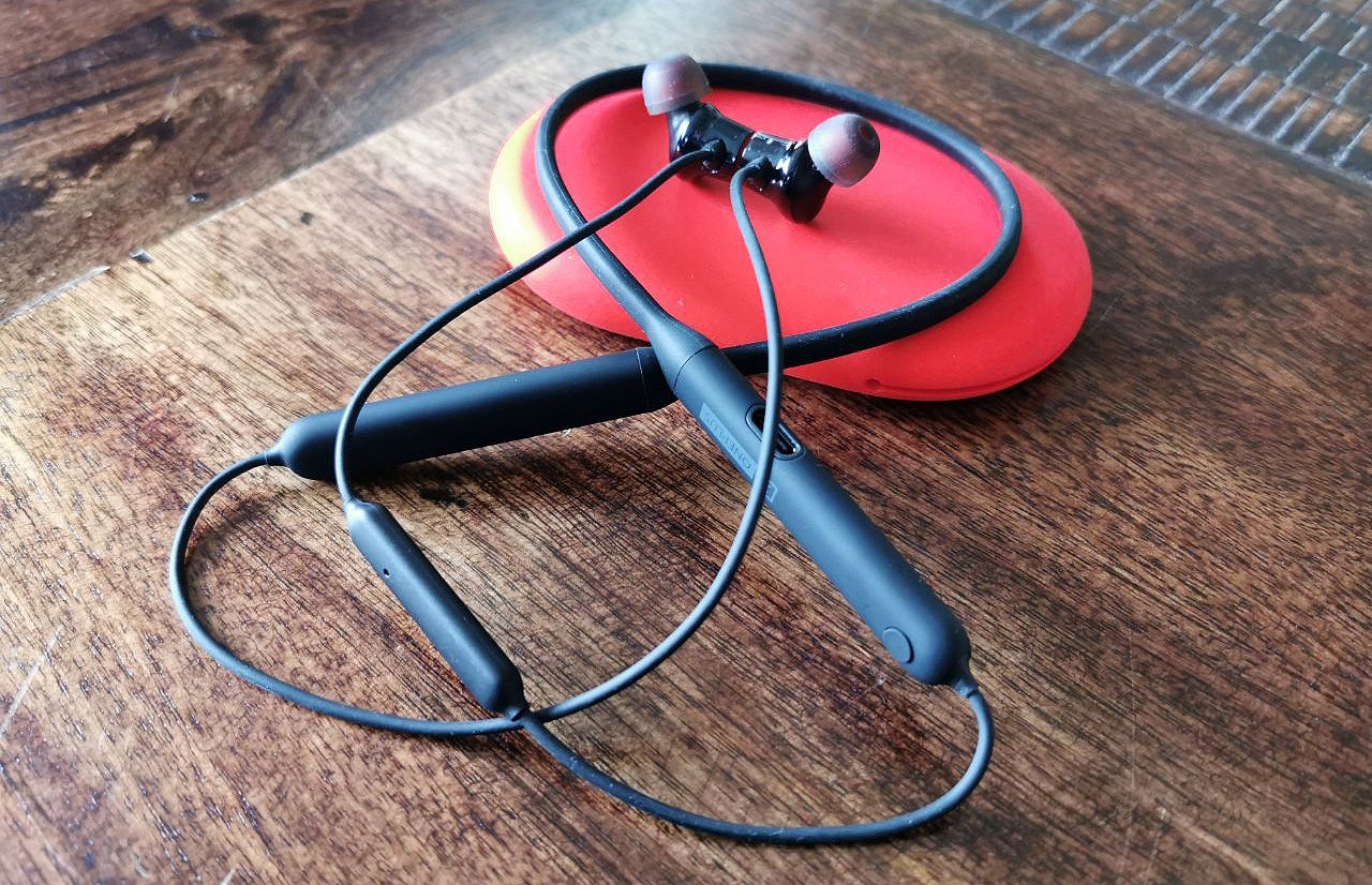 Los OnePLus Bullet 2 Wireless, con su bolsa de transporte de silicona