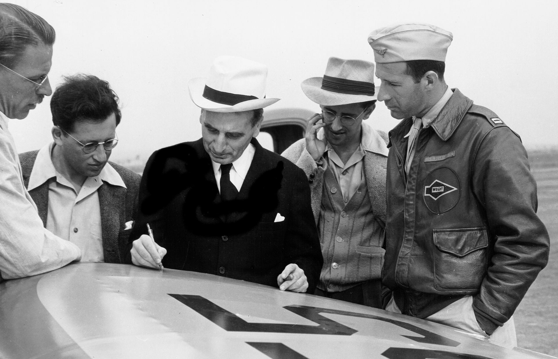 Image: Von Kármán (centro) durante su trabajo en el Laboratorio de Propulsión a Reacción en 1940