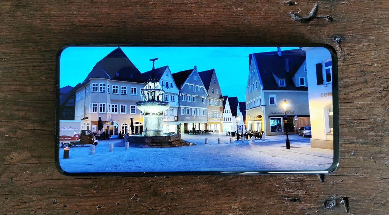 Todos los bordes en la pantalla del OnePlus 7 son del mismo grosor (micra arriba, micra abajo)