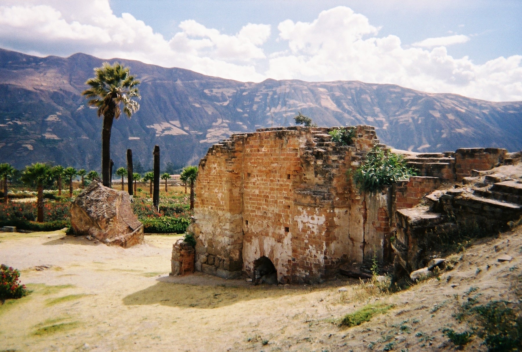 Los restos de la catedral de Yungay después del derrumbe