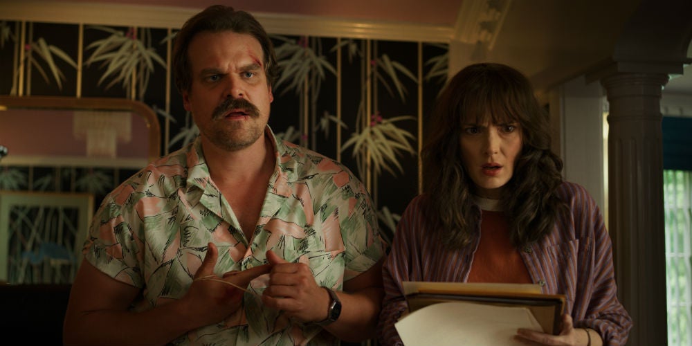 Hopper y Joyce siguen preocupados sobre sus hijos en la tercera temporada.