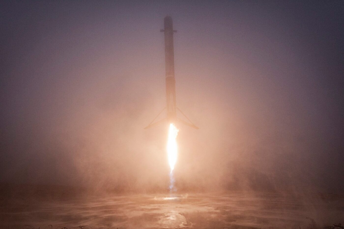 El Falcon 9 emerge de entre las nubes en el último lanzamiento de SpaceX