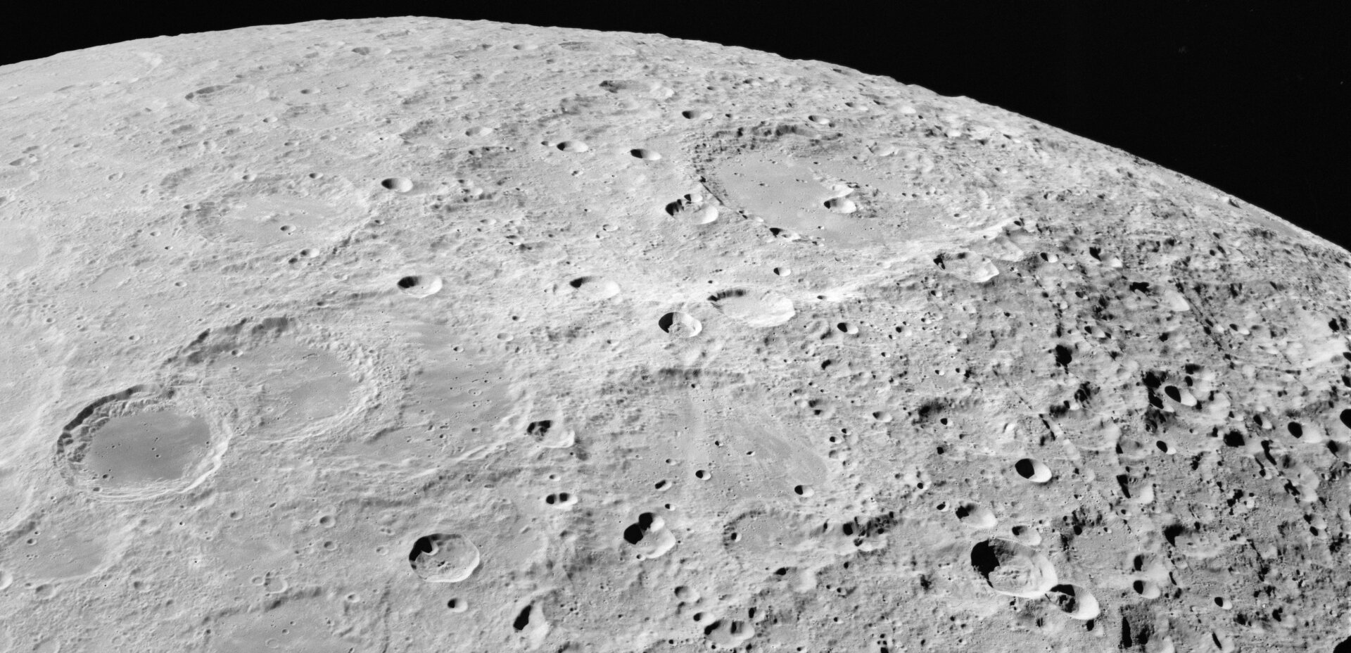 Hay cráteres que reciben luz solar casi de forma ininterrumpida. Imagen: NASA