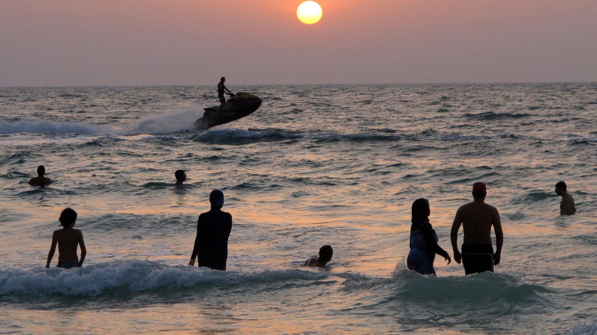 Se ha demostrado que las bacterias del mar se pegan a tu piel tras un baño de 10 minutos.