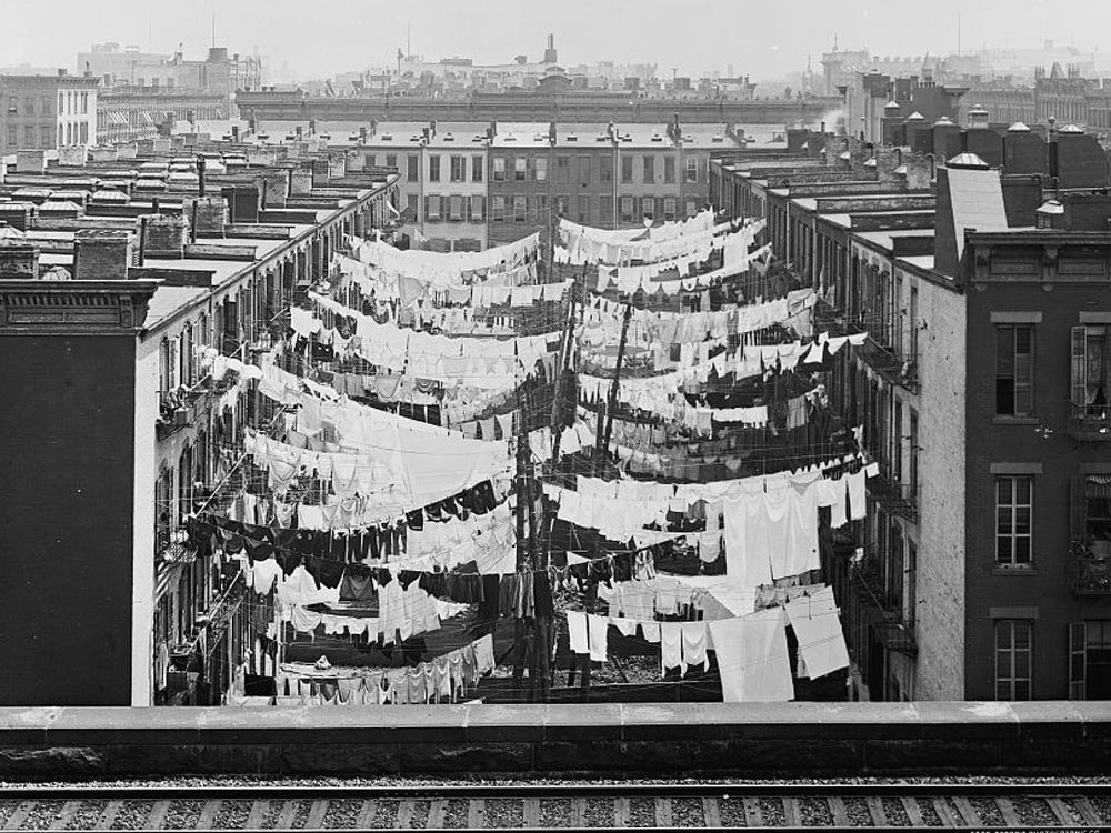 Image: El patio de unas viviendas en Park Avene y 107th Street en 1896
