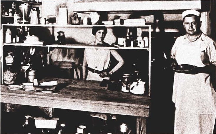 Image: Sanders trabajando en su café en Corbin, Kentucky, en la década de 1930
