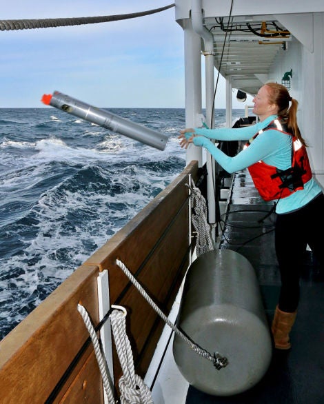 La bióloga marina Jessica Crance lanza una sonoboya al océano para monitorizar a estas ballenas. Foto: NOAA Fisheries