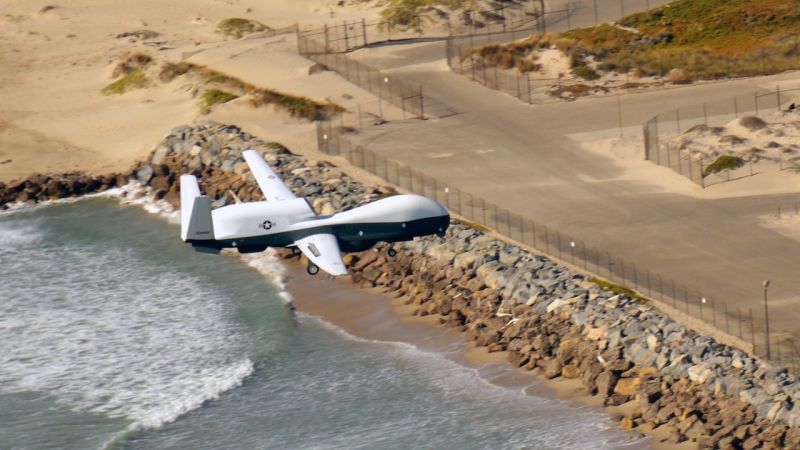 Un dron MQ-4C Triton sobre la base naval de Ventura County, California, en una foto publicada por la marina de Estados Unidos en 2017.
