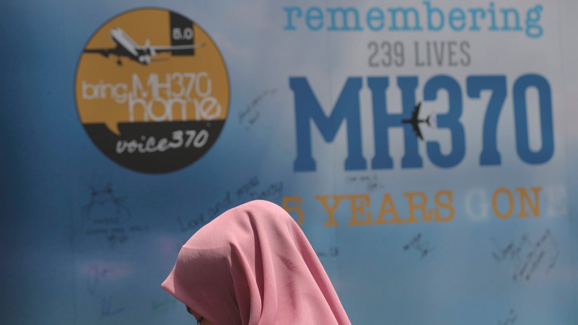 Una mujer parada frente a un tablero de mensajes de condolencia durante el Día del Recuerdo de MH370 en Kuala Lumpur, Malasia, el domingo 3 de marzo de 2019. Hace cinco años, el vuelo MH370 de Malaysia Airlines, un Boeing 777, había desaparecido el día anterior, mientras volaba sobre el mar del sur de China con 239 personas a bordo.