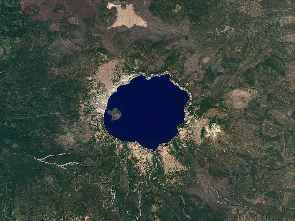 Crater Lake desde el espacio
