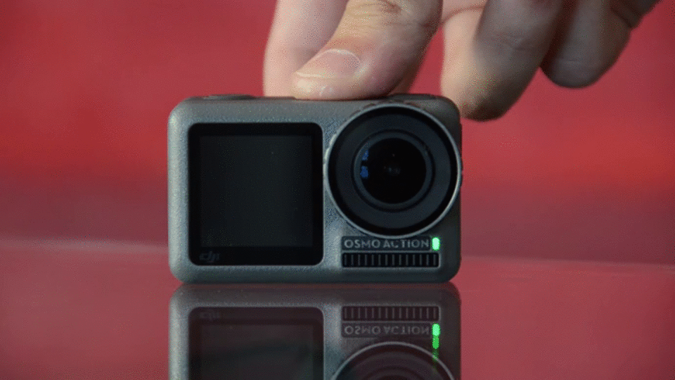 Solo tienes que hacer un doble punteo con tus dedos y la pantalla cambiará automáticamente. GIF: Julio Cerezo