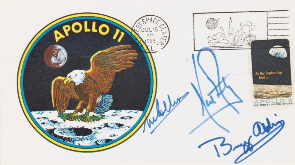 Uno de los sobres firmados por los tres astronautas.