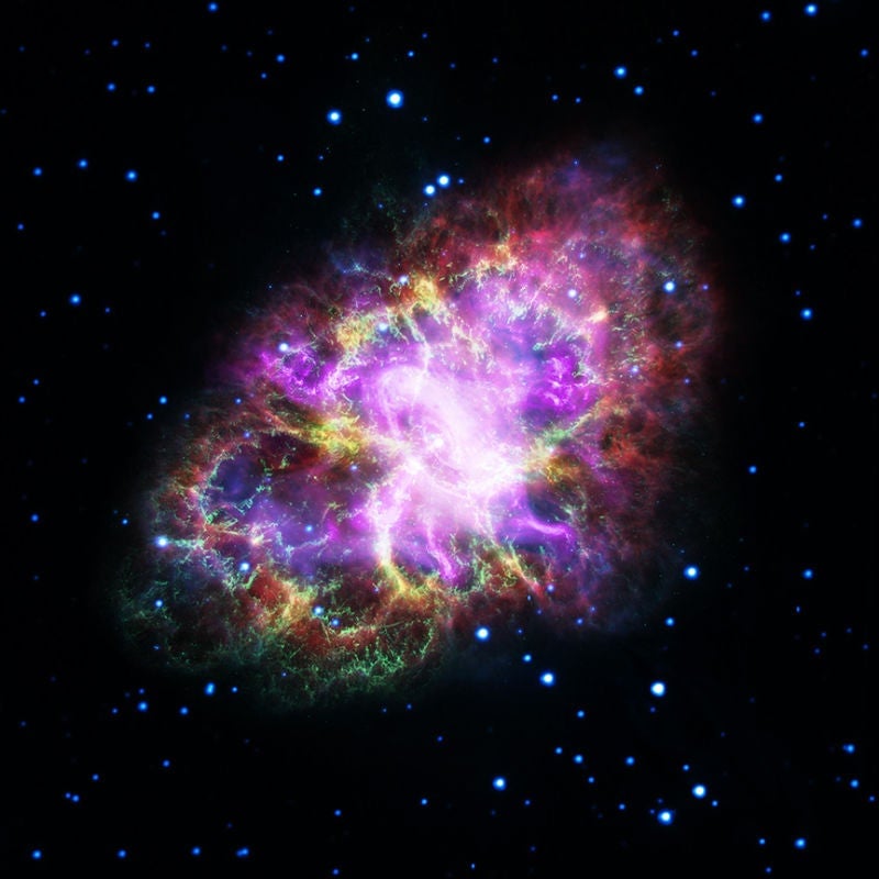 La Nebulosa del Cangrejo. Sus rayos X son rosas, la luz óptica verde, los rayos infrarrojos amarillos y la ultravioleta azul. Imagen: X-ray: NASA/CXC/SAO; Optical: NASA/STScI; Infrared: NASA/JPL/Caltech; Radio: NSF/NRAO/VLA; Ultraviolet: ESA/XMM-Newton