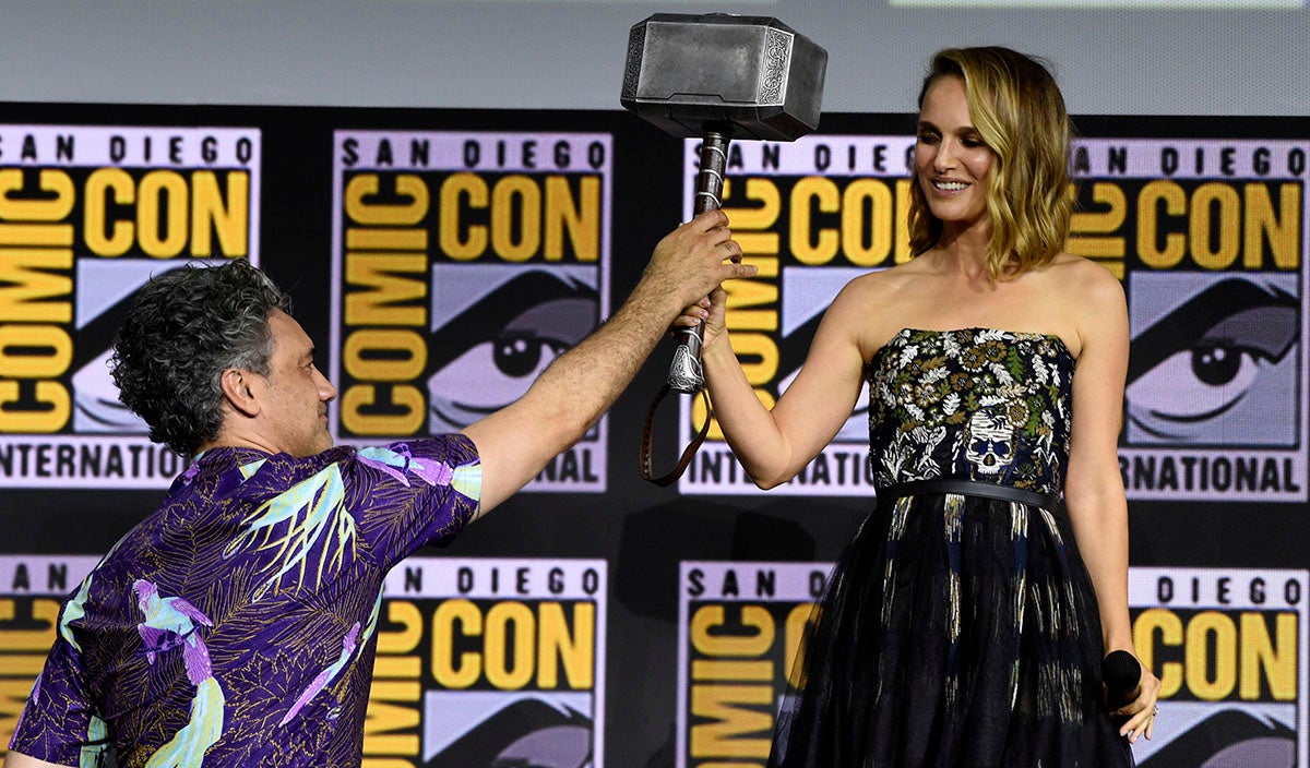 Taika Waititi le entrega el martillo de Thor a Natalie Portman en la San Diego Comic-Con