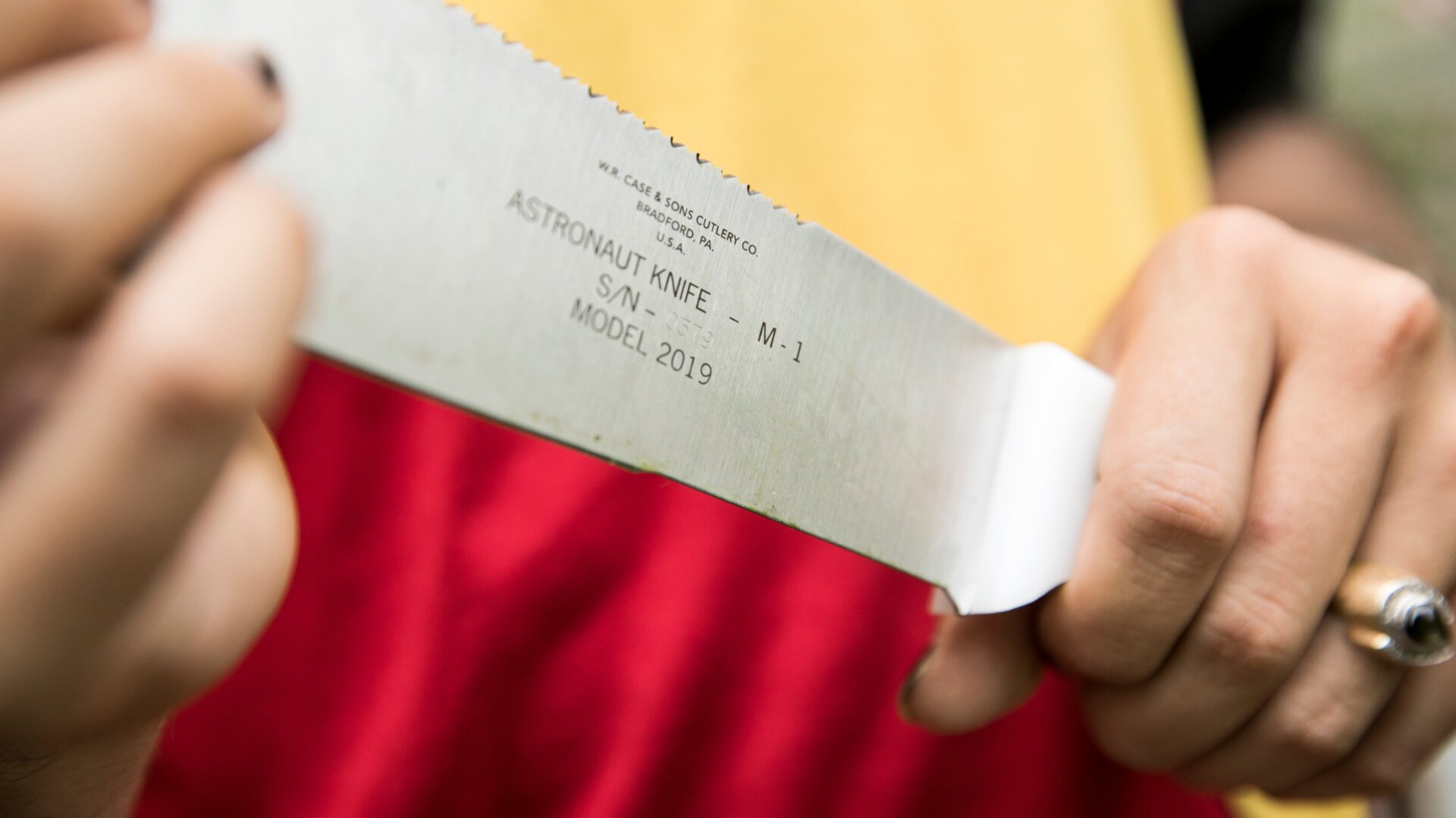 La réplica del machete que llevaron los astronautas de Apollo 11.
