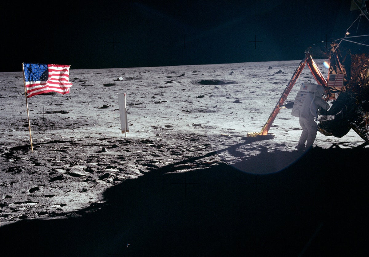 Neil Armstrong, fotografiado por Aldrin mientras trabaja en el módulo lunar.