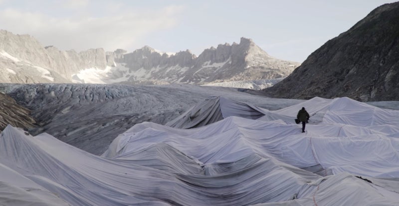 Los suizos están cubriendo sus glaciares con sábanas blancas para que no se derritan Captura de pantalla: NBC Left Field.