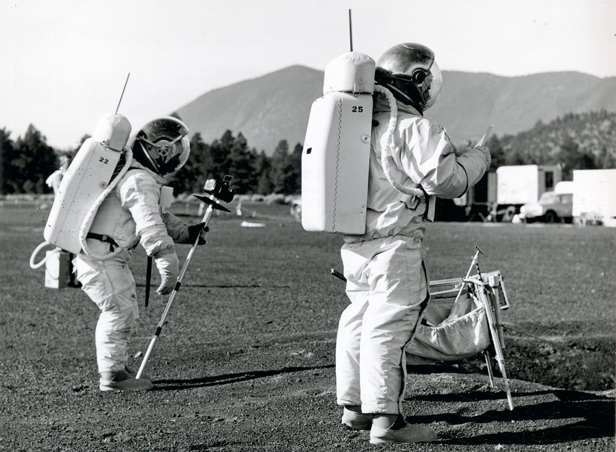 Dos geólogos de la NASA realizando entrenamientos en el cráter Cinder Lake de Arizona.