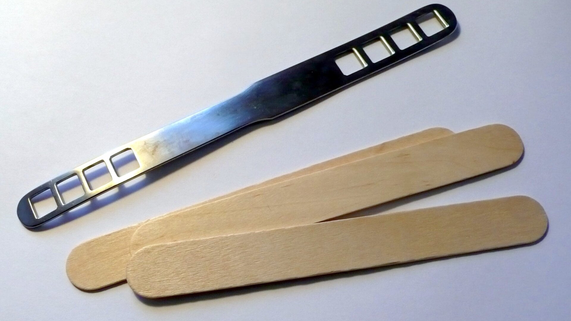 Una mujer ha grabado a su hija lamiendo un depresor lingual y lo ha subido a Internet.