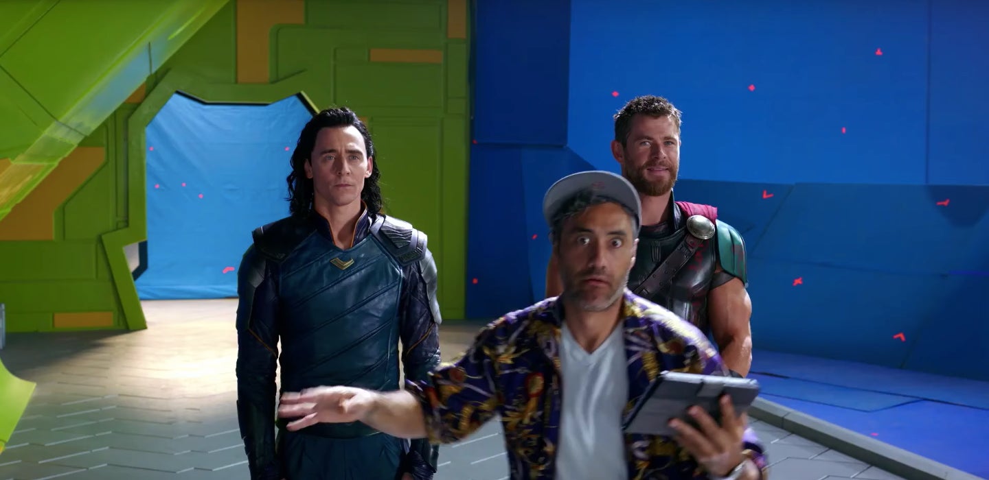 Taika Waititi junto a Chris Hemsworth y Tom Hiddleston en el set de Thor: Ragnarok.