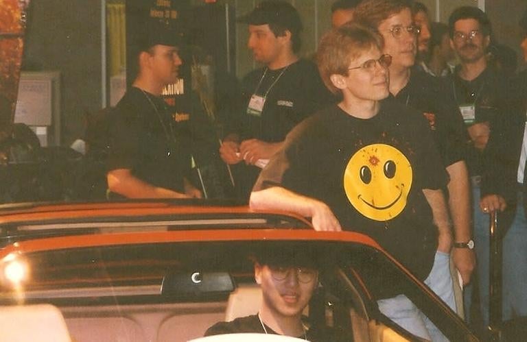 Dennis Fong a los mandos del Ferrari y John Carmack posando con él.  Imagen: Wikipedia Commons