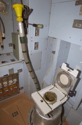 Un baño de espacio hoy. Foto: Wikimedia Commons