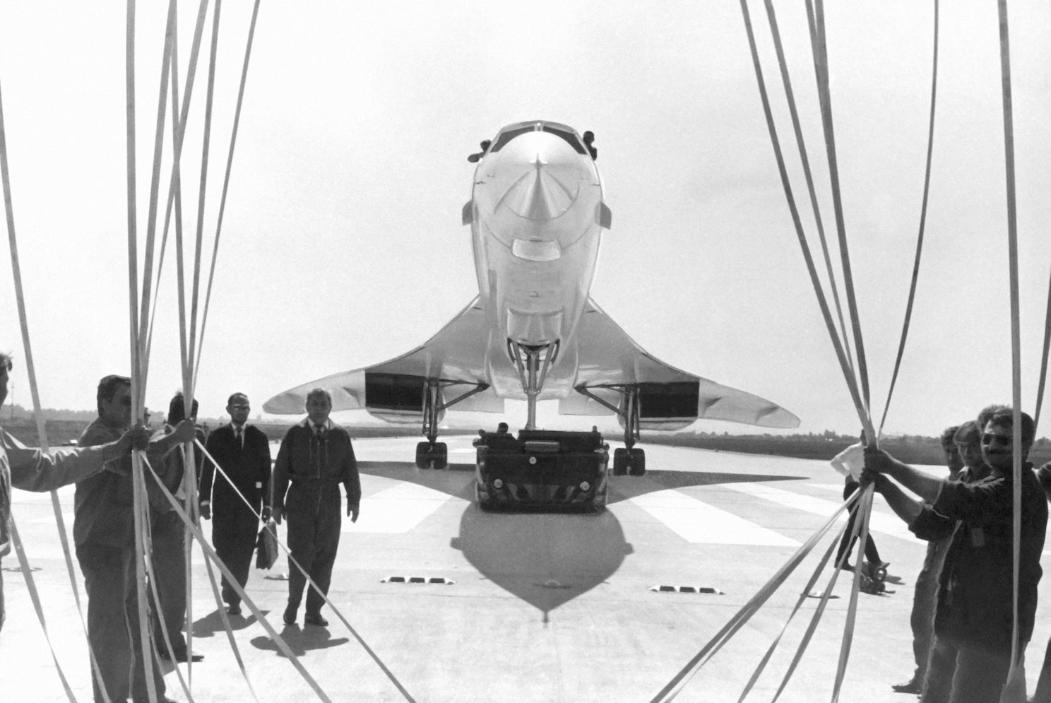 Image: En esta foto de archivo del 21 de agosto de 1968, el prototipo realiza su primera prueba formal de rodaje. La prueba incluyó una prueba de los sistemas hidráulicos y de frenado