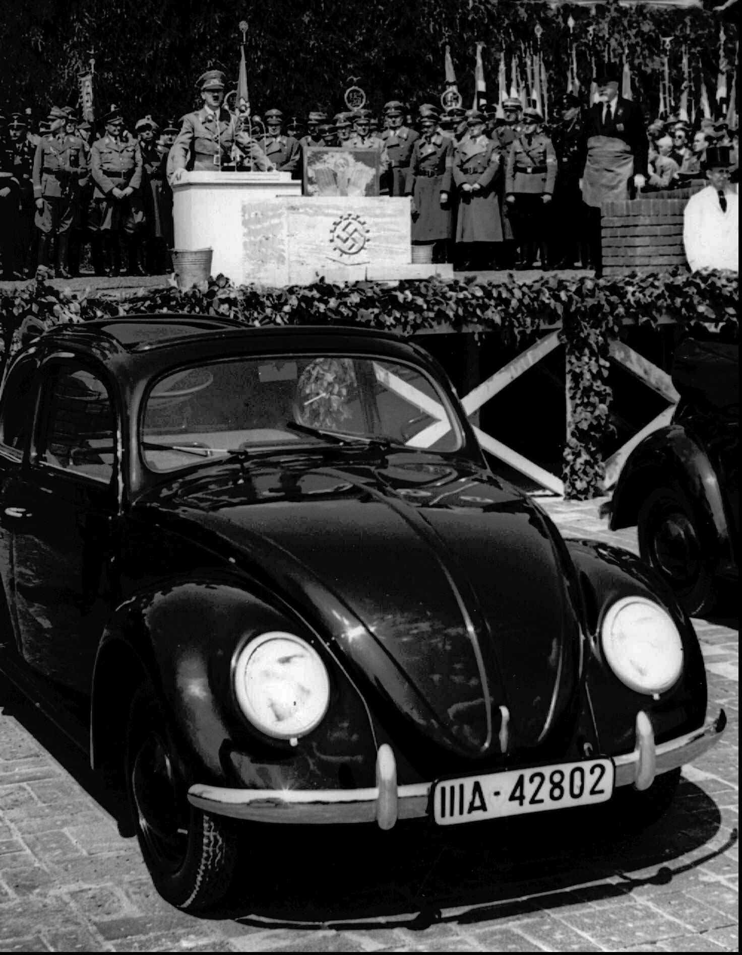 Adolf Hitler habla en la ceremonia de apertura de la fábrica de Volkswagen en Alemania en mayo de 1938.