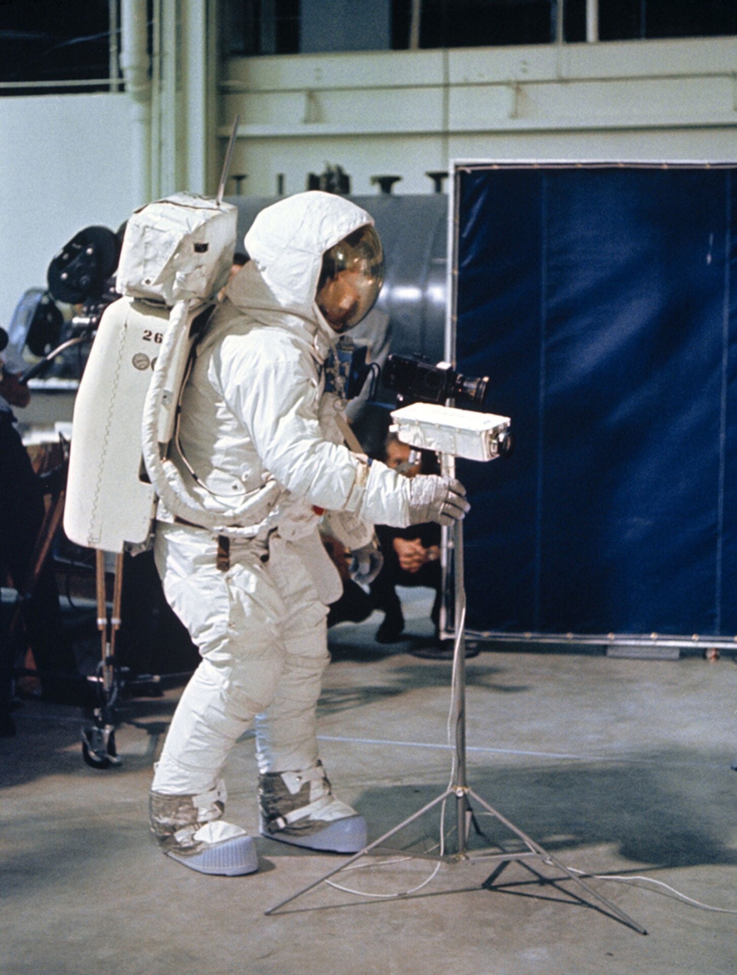 Photo: Neil Armstrong practica el uso de una cámara de video durante una simulación de la superficie lunar en el Centro de naves espaciales tripuladas en Houston en abril de 1969, tres meses antes de que realmente caminara sobre la Luna