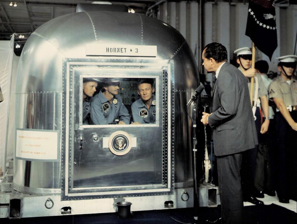 Los astronautas de la Misión Apollo 11, conversando con Nixon desde el módulo de cuarentena.