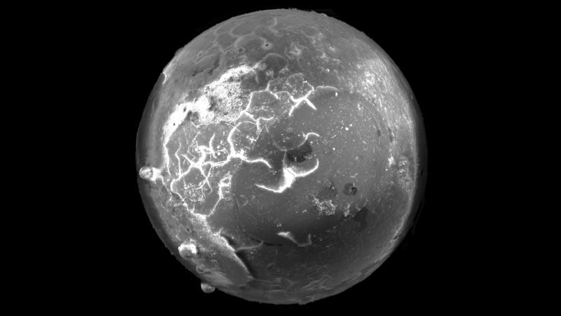 Una microtectita vista al microscopio
