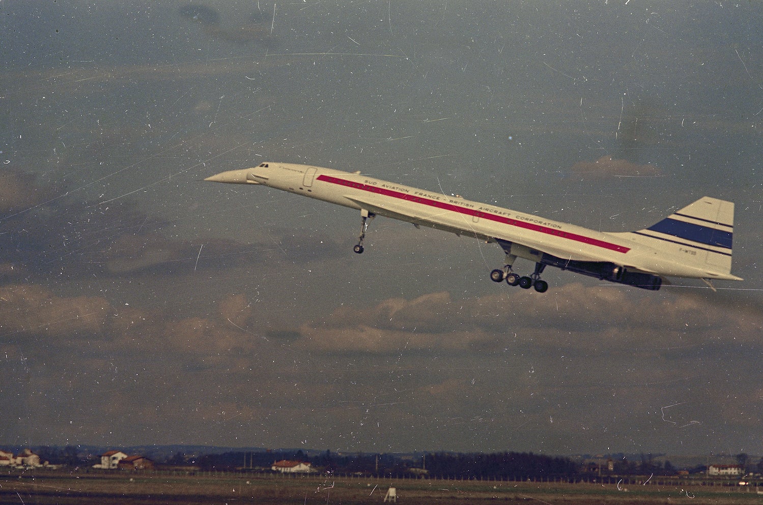 Image: La versión francesa del Concorde se ve en vuelo sobre el aeropuerto de Toulouse, París, 1969.