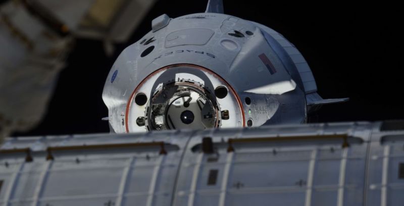 La sonda Crew Dragon acoplándose a la Estación Espacial Internacional. Foto: Roscosmos 