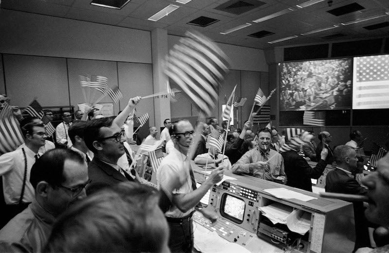 El equipo de la NASA celebra el éxito de Apollo 11 en 1969.