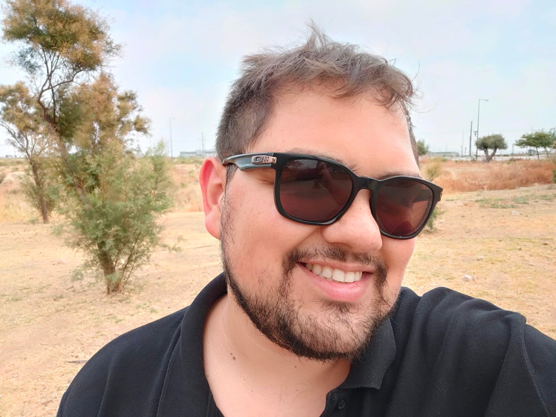 Este selfie no estaba a contraluz y sin embargo el HDR automático destrozó los colores del paisaje para no quemar el cielo