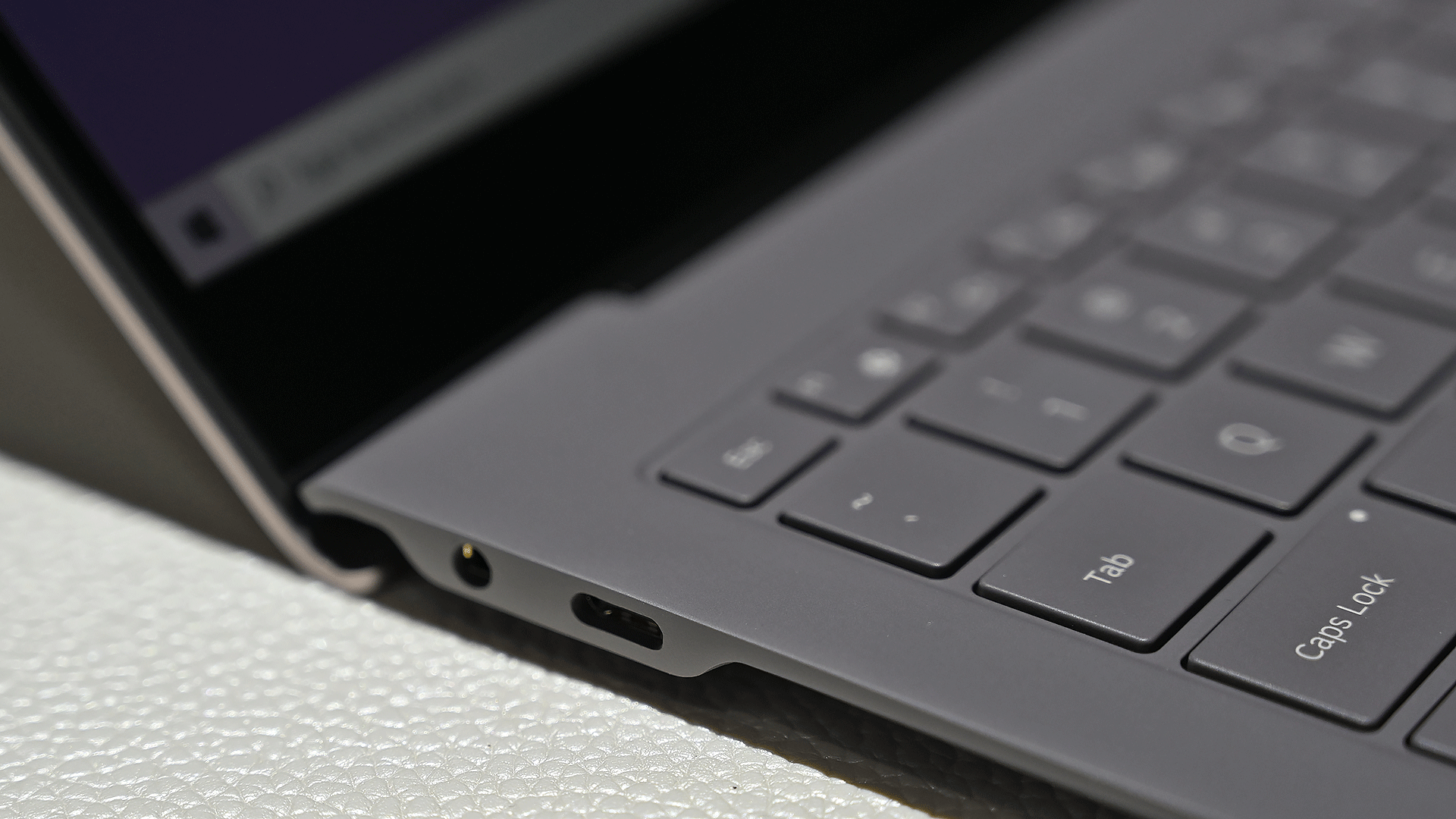 El Galaxy Book S solo tiene un puerto USB-C en cada lado.