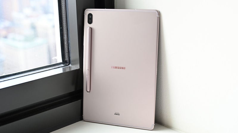 El nuevo S-Pen se pega magnéticamente a la parte de atrás y se puede cargar al mismo tiempo. Foto: Sam Rutherford (Gizmodo)