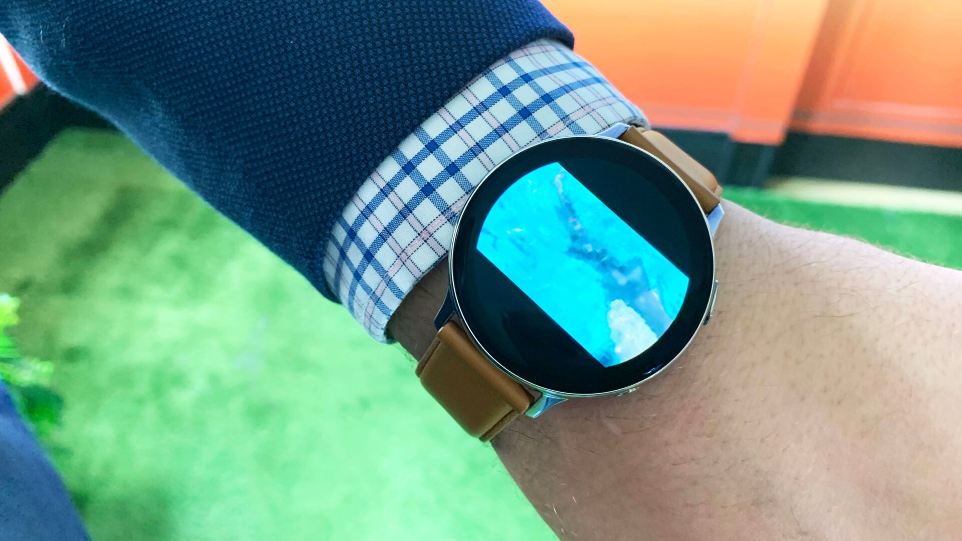 ¡Mira, un tiborón! Ahora puedes ver videos de YouTube en tu muñeca.