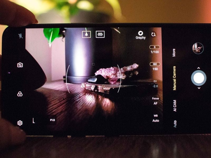 Si tu smartphone tiene un modo manual, podrás ajustar la velocidad de obturación para que entre más luz al sensor. Foto: Florence Ion
