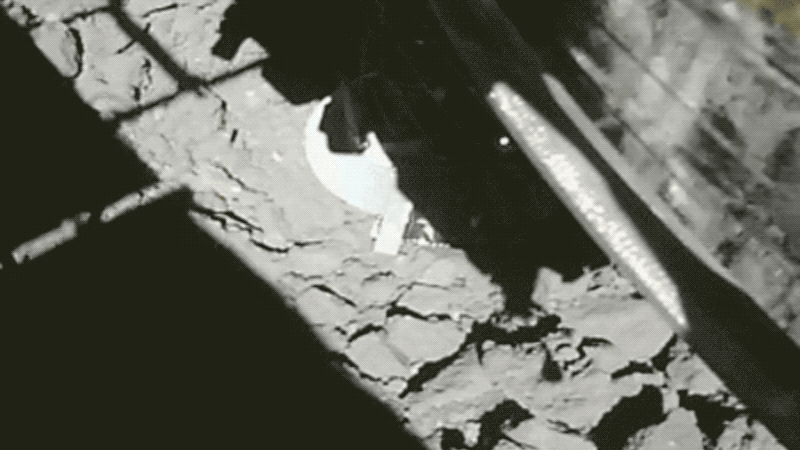 La sonda Hayabusa2 entrando en contacto con el asteroide Ryugu el 11 de julio de 2019
GIF: JAXA/Gizmodo
