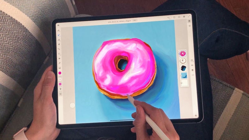 La interfaz de Fresco resultará muy familiar para cualquiera que utilice las aplicaciones de escritorio de Adobe (el Donut Rosa ha sido dibujado por la artista Adriana Villagran). Foto: Andrew Liszewski (Gizmodo)