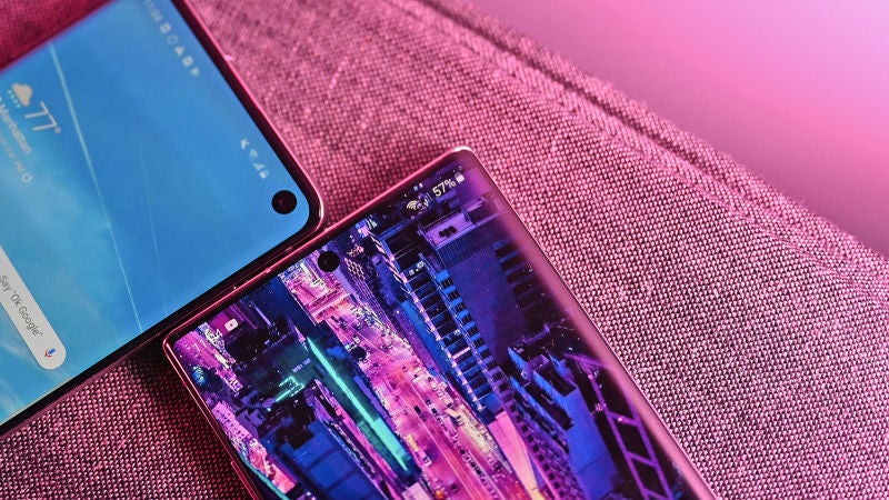 No hay una gran diferencia, pero al reducir el tamaño del agujero de la cámara, Samsung ha sido capaz de que la altura de la barra de notificaciones sea menor. Foto: Sam Rutherford (Gizmodo)