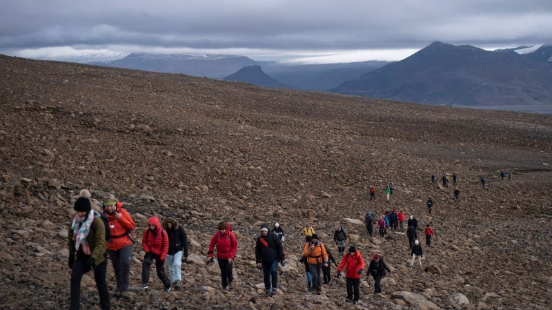 Los asistentes van llegando al lugar de la ceremonia que tuvo lugar el 18 de agosto por la muerte del glaciar Okjökull . Foto: Felipe Dana (AP)