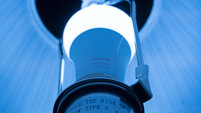 Las Phillips Hue son más caras que otras marcas, pero son bastante fiables y actualizan sus funciones con el tiempo. Foto: Andrew Liszewski (Gizmodo)