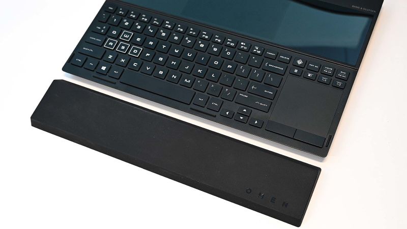 El reposamuñecas de HP es simple, pero ayuda a resolver la extraña colocación del teclado. Foto: Sam Rutherford (Gizmodo)