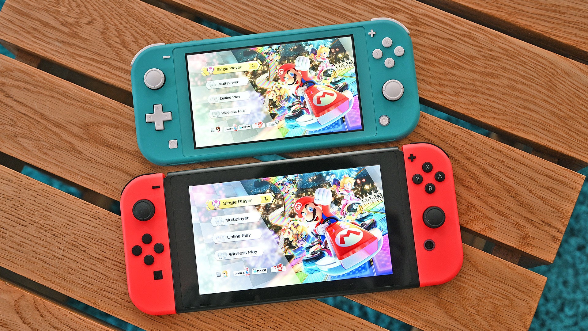 Esta Switch Lite tiene colores un poco más cálidos, pero esa la única diferencia notable cuando se compara cara a cara con la Switch estándar.