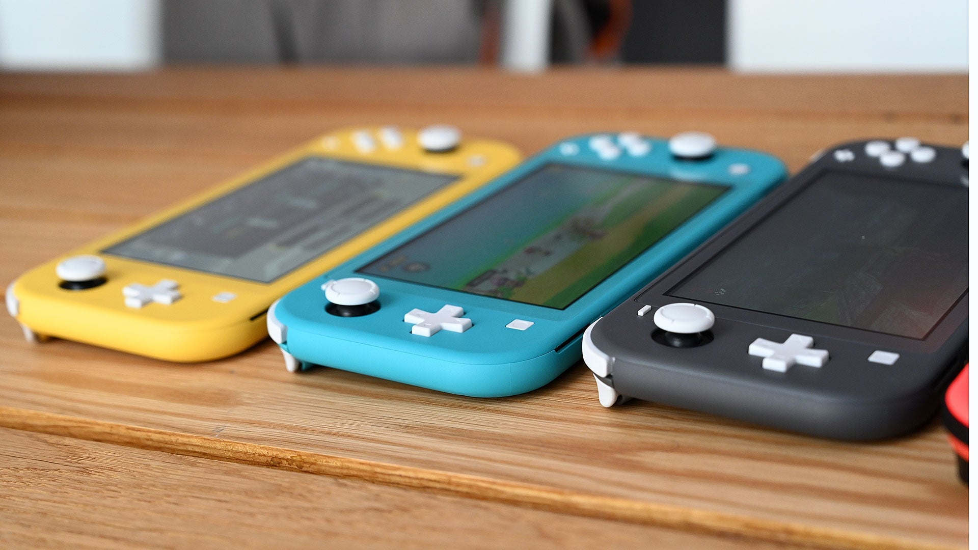 En comparación con los tonos vivos de neón en muchos Joy-Con estándar, los colores amarillo y celeste de la Switch Lite son más divertidos.
