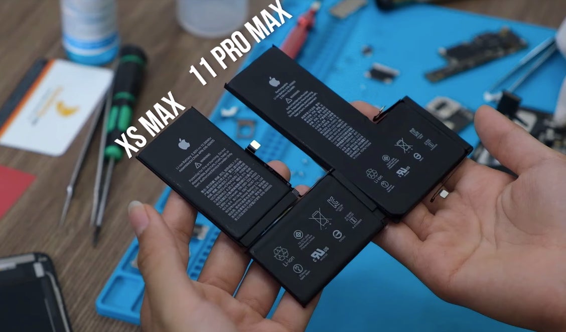 Las baterías del iPhone XS Max y el iPhone 11 Pro Max, comparadas lado a lado.